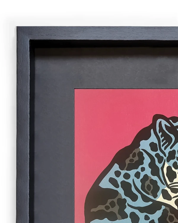 La mirada del jaguar - Azul / Marco Negro de 2x3,5 cm + Fondo negro  Grande - 57x44 cm