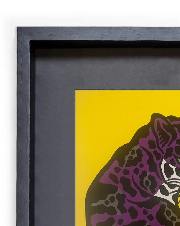 La mirada del jaguar - Púrpura / Marco Negro de 2x3,5 cm + Fondo negro Pequeño - 42x33 cm