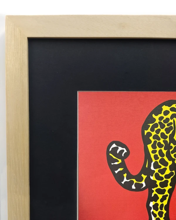 Jaguar al acecho - Naranja / Marco en madera marupá cera de 3cm  con passpartou pequeño -  26x37cm