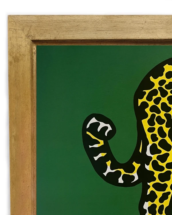 Jaguar al acecho - Verde / Marco dorado a la hoja con garganta grande - 52x39 cm
