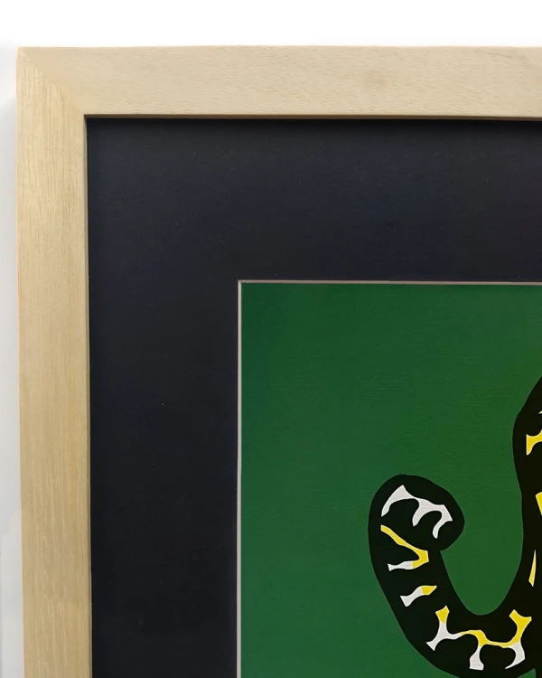 Jaguar al acecho - Verde / Marco en madera marupá cera de 3cm con passpartou grande - 51x38 cm