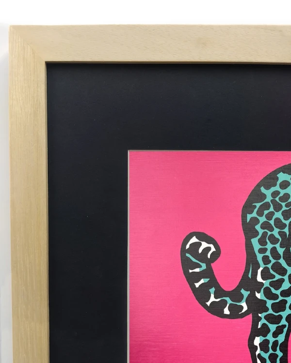 Jaguar al acecho - Rosa / Marco en madera marupá cera de 3cm con passpartou grande - 51x38 cm