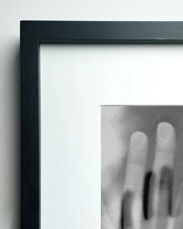 Us - 90 x 60 / Marco en L recto negro