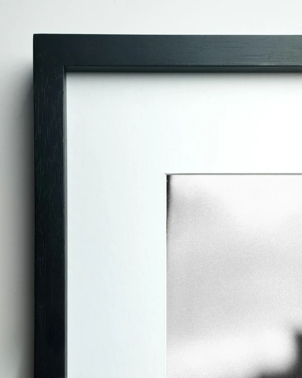 Tu mano - 90 x 60 / Marco en L recto negro