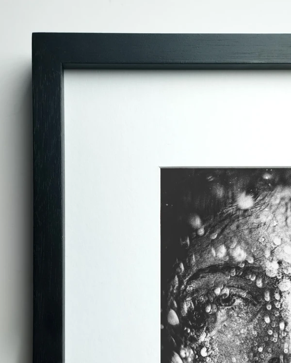 Ella - 90 x 60 / Marco en L recto negro