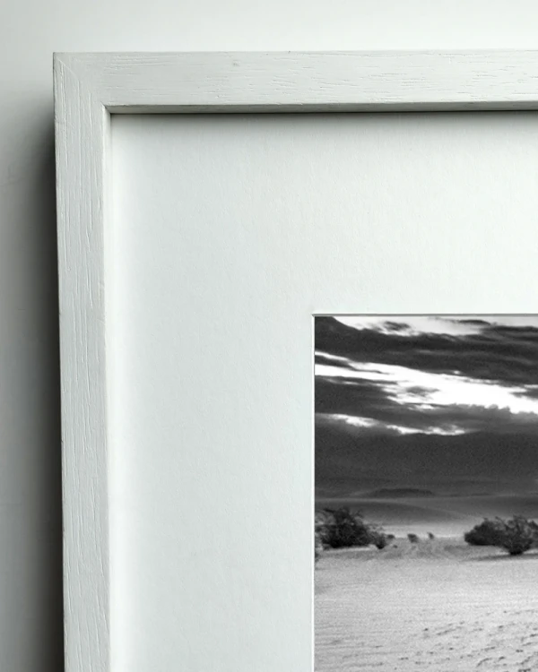 Medanitos - Marco en L blanco con passepartout blanco / 70 x 50