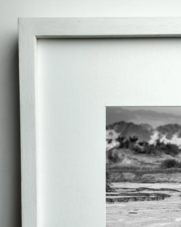 Antinaco - Marco en L blanco con passepartout blanco / 70 x 50