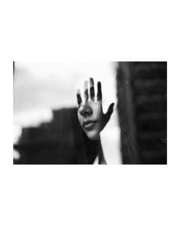 Tu mano - 150 x 100 / Marco en L recto negro