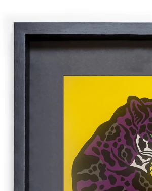 La mirada del jaguar - Púrpura / Marco Negro de 2x3,5 cm + Fondo negro Pequeño - 42x33 cm