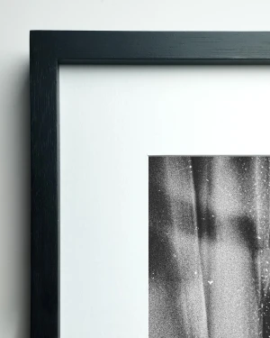 Lluvia - 90 x 60 / Marco en L recto negro