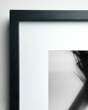 Desnudo - 90 x 60 / Marco en L recto negro