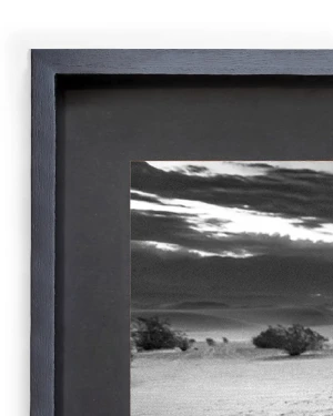 Medanitos - Marco tipo box negro con passepartout negro / 70 x 50