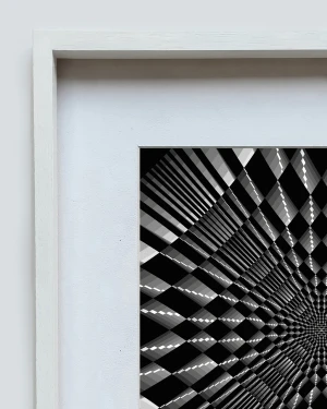 Vertigo - Chata de 4 parada mas passepartout blanco