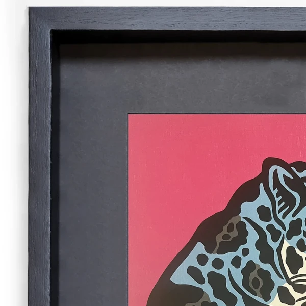 La mirada del jaguar - Azul / Marco Negro de 2x3,5 cm + Fondo negro  Grande - 57x44 cm