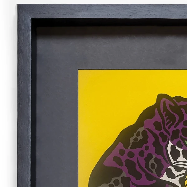 La mirada del jaguar - Púrpura / Marco Negro de 2x3,5 cm + Fondo negro  Grande - 57x44 cm