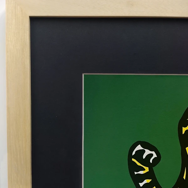 Jaguar al acecho - Verde / Marco en madera marupá cera de 3cm  con passpartou pequeño -  26x37cm