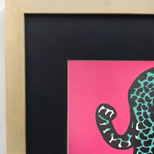 Jaguar al acecho - Rosa / Marco en madera marupá cera de 3cm con passpartou grande - 51x38 cm