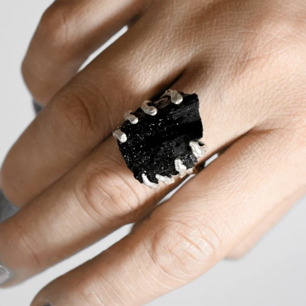 Anillo Roc - Color Plata / Color Piedra Negra / Diametro 2,06 cm