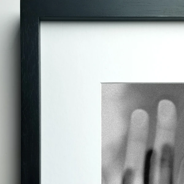 Us - 90 x 60 / Marco en L recto negro