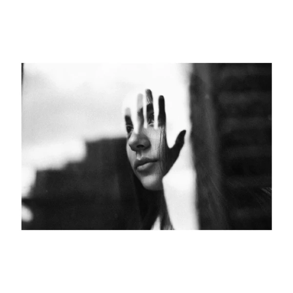 Tu mano - 150 x 100 / Marco en L recto kiri