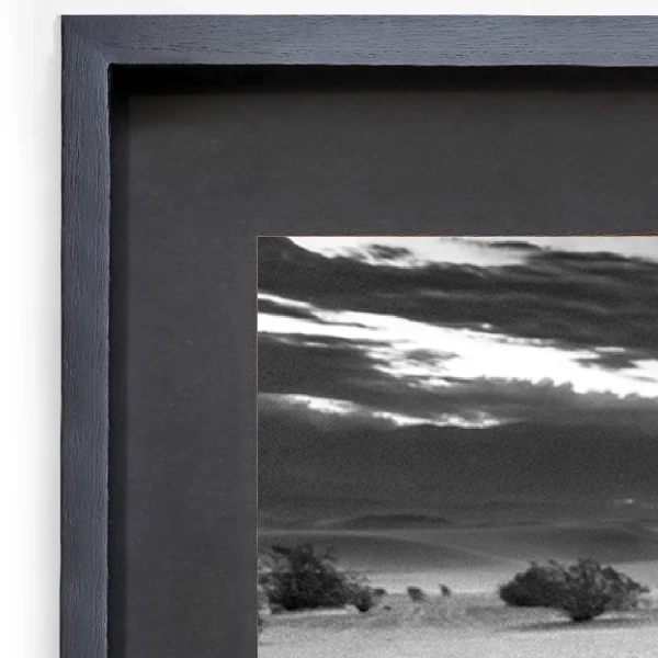 Medanitos - Marco tipo box negro con passepartout negro / 70 x 50