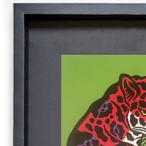 La mirada del jaguar - Rojo / Marco Negro de 2x3,5 cm + Fondo negro  Grande - 57x44 cm