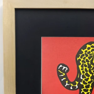 Jaguar al acecho - Naranja / Marco en madera marupá cera de 3cm  con passpartou pequeño -  26x37cm