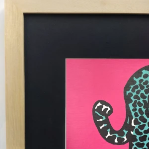 Jaguar al acecho - Rosa / Marco en madera marupá cera de 3cm  con passpartou pequeño -  26x37cm