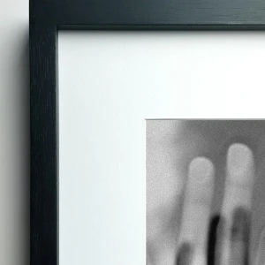 Us - 90 x 60 / Marco en L recto negro