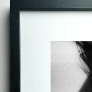 Desnudo - 90 x 60 / Marco en L recto negro