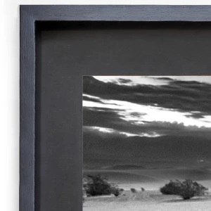 Medanitos - Marco tipo box negro con passepartout negro / 70 x 50