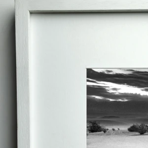 Medanitos - Marco en L blanco con passepartout blanco / 70 x 50