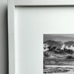 Antinaco - Marco en L blanco con passepartout blanco / 70 x 50